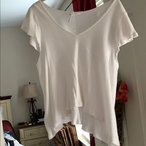 BCBGeneration white ribbed ruffle sleeve v-neck T